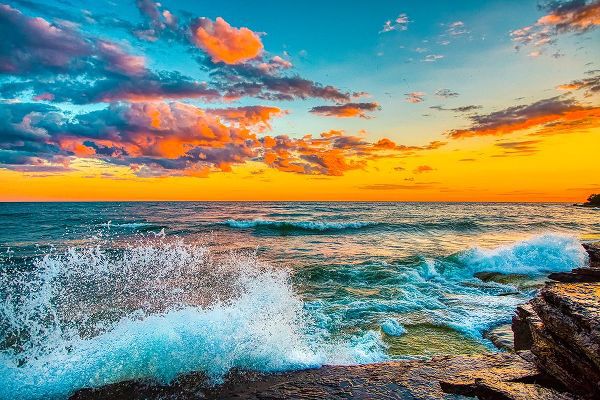 Jaynes Gallery 아티스트의 USA-New York-Lake Ontario Sunset waves on rocky shoreline작품입니다.